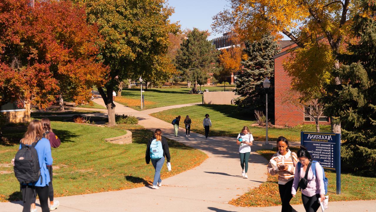 2023年秋季，学生在校园里散步